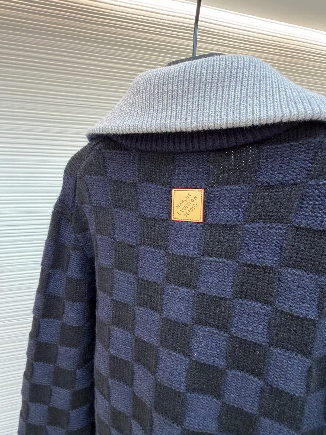 LOUIS VUITTON knitted waist contrast ribbed collar sweater ●Original version: purchased and developed by 20433 ●Item number: 1682136-C10 ●Fabric: wool blended fabric ●Technology: knitted ●Color: black and blue ●Version: fitted version ●Weight: about 1360 grams ●Size: S-M-L-XL ●Description: This Louis Vuitton checkerboard knitted zipper jacket is made of double-ply merino wool blended yarn and is woven with a 12-needle three-dimensional knitting process on a German Stoll computerized flat knitting machine. The Damier checkerboard pattern on the body uses intarsia knitting techniques, and the layered interweaving of dark blue and black yarns creates a 3D concave and convex texture. There is no printed patchwork process, and the pattern and the body are integrated for a more textured look. The neckline is designed with contrasting ribbed lapels, and built-in spandex elastic yarn improves resilience; the metal zipper is made of gold-plated brass, and the teeth are precision polished. The zipper track and the seam of the body are sewn with overlock stitching, and the stitch length is controlled within 0.2cm. The contrasting ribbed edges on the cuffs and hem are pre-shrunk and hand-shaped and ironed, making the garment crisp and less likely to loosen after long-wearing. Every detail demonstrates the brand's strict standards of high-end knitting technology. The overall wiring is straight and delicate, the fabric is comfortable and soft, and the color is consistent without color difference. It can be matched with the same style to create a fashionable look and control various occasions. Customized accessories, complete with three standards, same style for men and women!